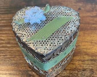 Dolce scatola per gingilli a forma di cuore in filigrana di alluminio da 2 pollici con applicazioni di nastro verde e rosa di seta