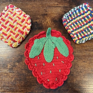 1960er Jahre Stricktopflappen - Erdbeer- und Regenbogen-Topflappen zum Aufhängen