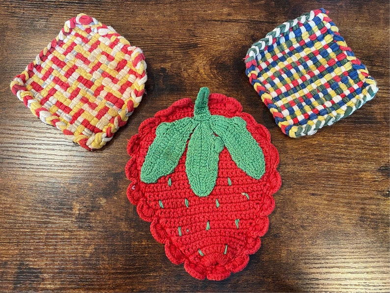 1960er Jahre Stricktopflappen - Erdbeer- und Regenbogen-Topflappen zum Aufhängen Bild 1