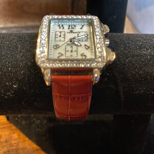 Vintage Strass Uhr mit echtem rotem Lederband und Quarz Gesicht