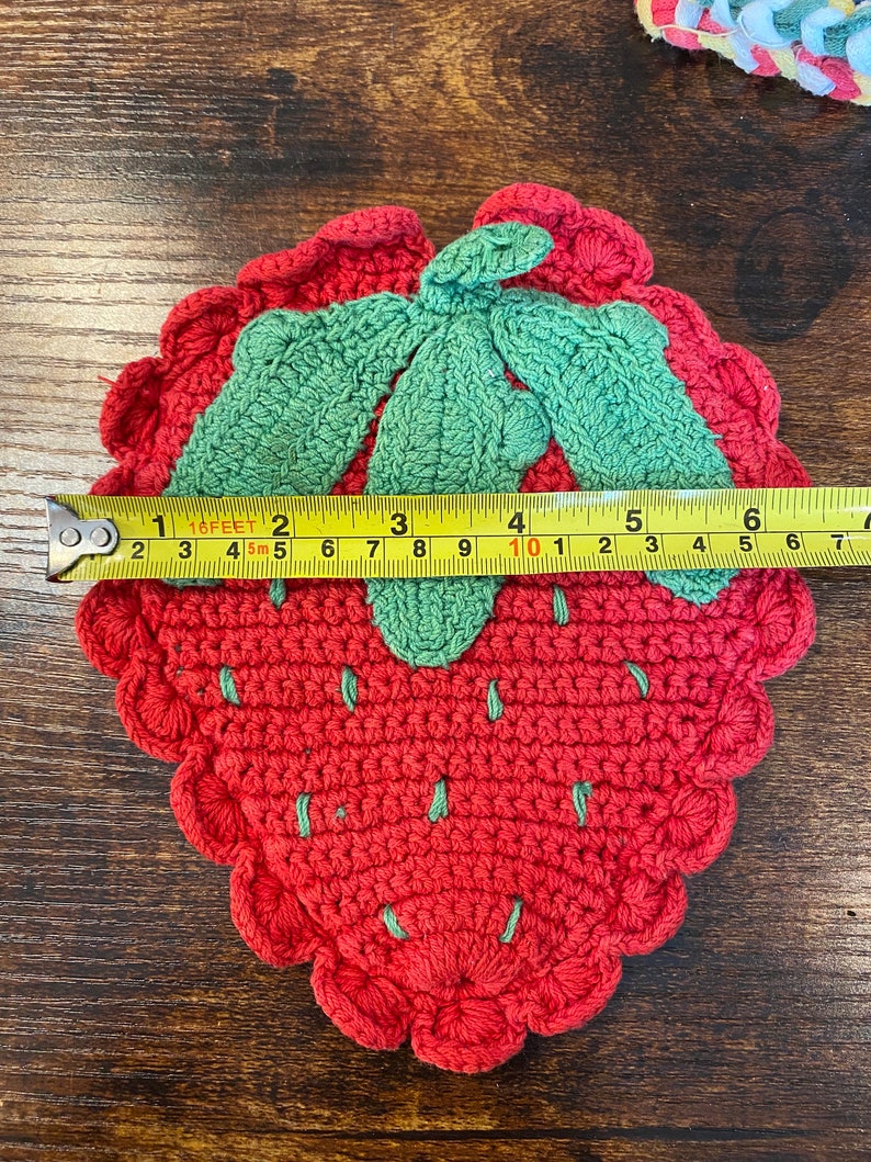 1960er Jahre Stricktopflappen - Erdbeer- und Regenbogen-Topflappen zum Aufhängen Bild 4