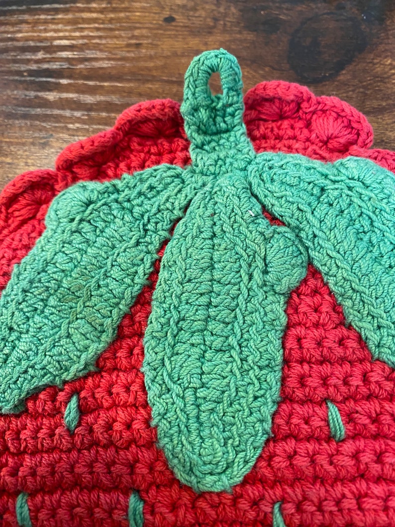 1960er Jahre Stricktopflappen - Erdbeer- und Regenbogen-Topflappen zum Aufhängen Bild 6
