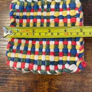1960er Jahre Stricktopflappen - Erdbeer- und Regenbogen-Topflappen zum Aufhängen Bild 8