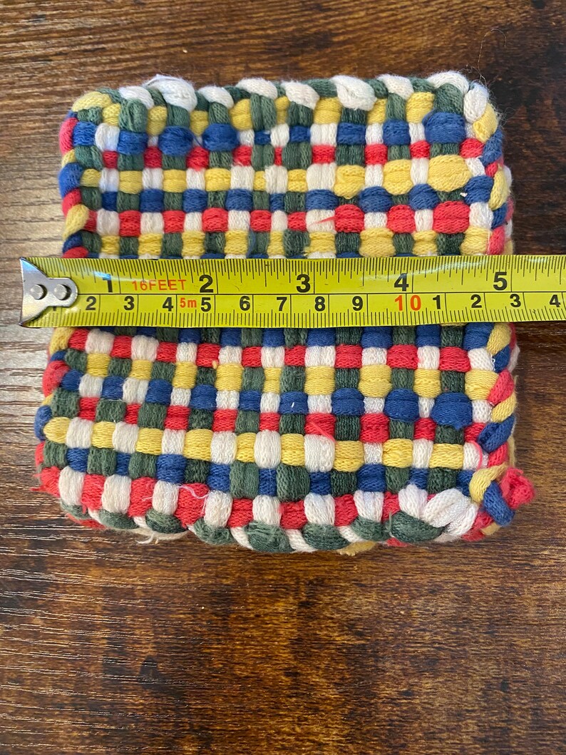 1960er Jahre Stricktopflappen - Erdbeer- und Regenbogen-Topflappen zum Aufhängen Bild 8
