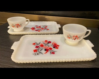2 Vintage Fire King Primrose handbemalte Milchglas Snack-Sets