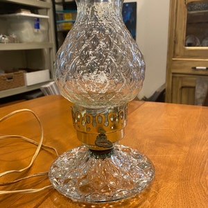 Wunderschöne Mid-Century Tischlampe aus gestepptem Glas und Messing mit Hurrikan-Glasplatte