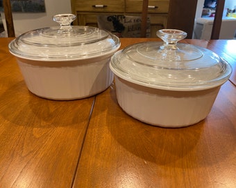 2 Vintage französische weiße ovale Auflaufformen mit Glasdeckel von Corningware