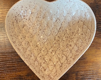 Plat de poterie matelassé vintage en forme de cœur avec glaçage moucheté blanc et beige