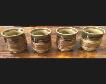 Juego de 4 tazas o jarros pequeños de arcilla, únicos y hechos a mano, con esmalte marrón y verde.
