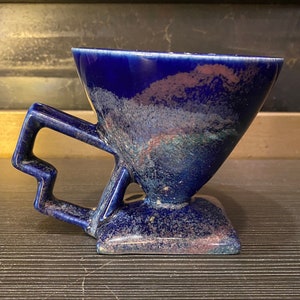 Taza de café única de los años 80 con esmalte azul efecto de mancha de aceite.