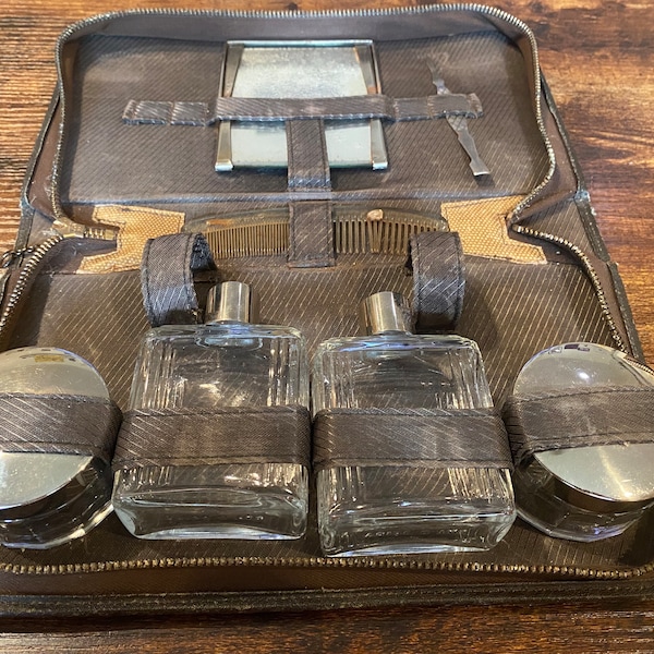 Trousse de toilette de voyage rayée des années 1970 avec bouteilles rechargeables en verre et outils de toilettage