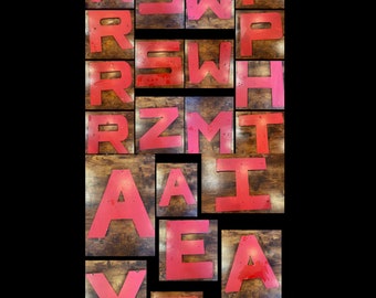 Lettres composites vintage en bois rouge de 12 po.