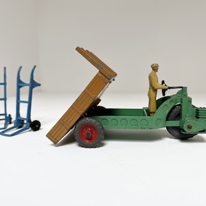 vintage Dinky Motocart más 2 sacos / carretillas