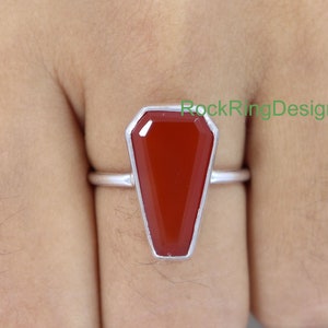 Anello a bara con corniola, anello in argento con corniola, anello in pietra arancione, anello in argento sterling, anello da donna di Halloween, regalo per lei, anello per anniversario