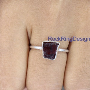 Roher Granat Ring, natürlicher Granat Ring, 925 Sterling Silber Ring, Heilstein Ring, ungeschliffener roher Edelstein, minimalistischer Silber Ring, Midi Ring