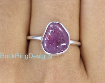 Anello con rubino rosa grezzo, fascia in argento sterling 925, stile minimalista