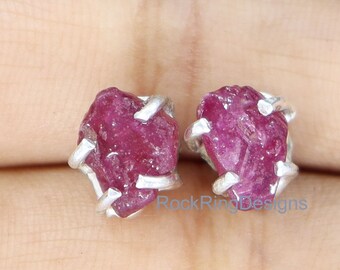 Puces d'oreilles rubis brut, argent sterling, cristal curatif