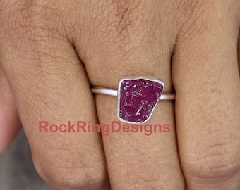 Anello regolabile con rubino grezzo, fascia in argento sterling, cristallo curativo