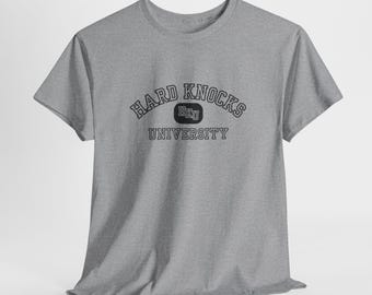 Camiseta de la Universidad Hard Knocks: Camiseta unisex de algodón grueso