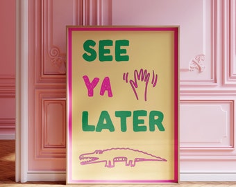 Puede incluir: Un póster enmarcado con fondo amarillo y texto verde que dice "SEE YA LATER" con una ilustración de cocodrilo rosa en la parte inferior.