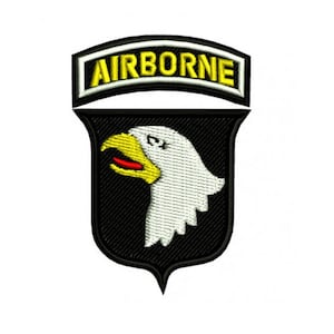 Puede incluir: Un parche bordado en blanco y negro con una cabeza de águila blanca y el texto "AIRBORNE" en letras amarillas sobre fondo blanco.