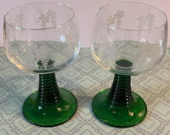 Conjunto de 2 taças de vinho Luminarc France com hastes verdes em formato de colmeia (vintage).