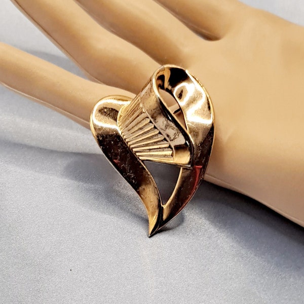 Vintage Crown Trifari Goldtone Heart Scroll Brooch - Eccentric Designer Heart Shaped Pin - 1950's Minimalist Mid Century Jewelry