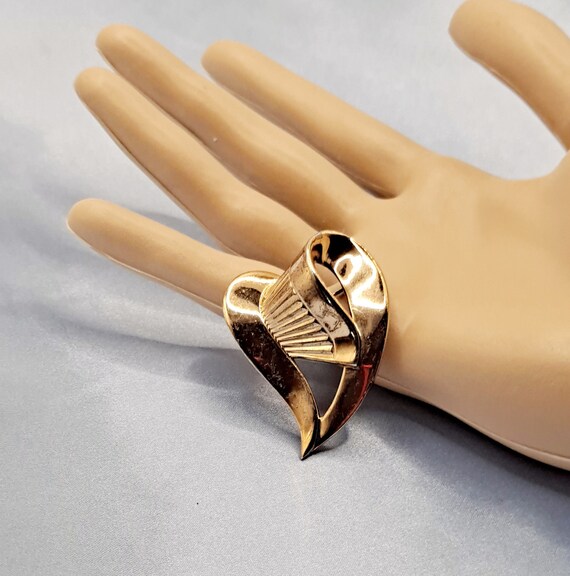 Vintage Crown Trifari Goldtone Heart Scroll Brooch 