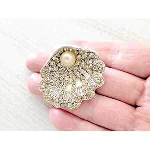 Vintage PELL Rhinestone Brooch Silvertone Clam Shell Design Faux Pearl Signed