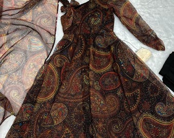 Braunes Paisley Organza Anarkali Kleid mit Dupatta & Haarschleife