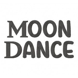 Könnte beinhalten: Die Worte "MOON DANCE" sind in dunkelgrauem Faden auf weißem Hintergrund gestickt. Der Text ist in einer fetten, serifenlosen Schriftart gehalten, wobei die Buchstaben von "MOON" über "DANCE" gestapelt sind. Die Stickerei hat ein strukturiertes Aussehen.