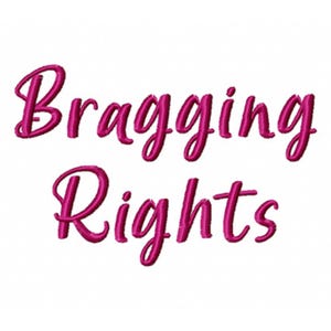 Puede incluir: Texto bordado de color rosa que dice "Bragging Rights" en una fuente cursiva.