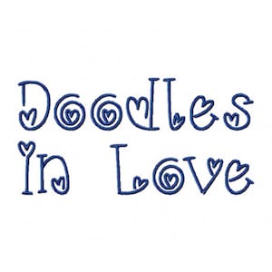 Könnte beinhalten: Ein blaues und weißes Stickmuster mit dem Text "Doodles in Love" in einer verspielten Schriftart mit Herzen.