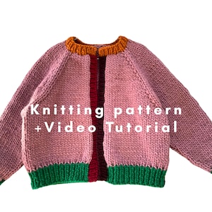 Puede incluir: Un cárdigan tejido a mano con cuerpo rosa, mangas largas, cuello acanalado de color naranja brillante y puños y dobladillo acanalados de color verde. La abertura frontal está bordeada por un ribete rojo oscuro. El texto Knitting pattern +Video Tutorial es visible.
