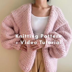 Modello PDF per cardigan a maglia grossa senza cuciture con laccetti frontali e video tutorial.