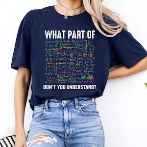 Op de afbeelding: Marineblauwe t-shirt met de witte tekst "WHAT PART OF DON'T YOU UNDERSTAND?". De t-shirt heeft een kleurrijke afbeelding van wiskundige vergelijkingen en formules.