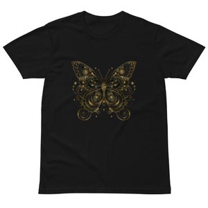 Może przedstawiać: Czarny t-shirt z złotym wzorem steampunkowego motyla.