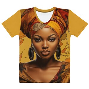 Frauen mit einer Landkarte hinter ihrem Frauen-T-Shirt