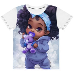 Könnte beinhalten: Weißes Kurzarm-T-Shirt mit einer Cartoon-Illustration eines kleinen Mädchens in einem blauen Outfit, das einen lila Teddybären hält. Das Baby hat dunkles, lockiges Haar, ein blaues Stirnband und einen Schnuller. Der Hintergrund ist ein weiches, verschwommenes Muster.