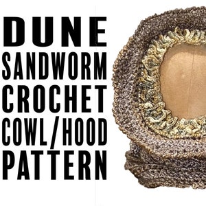 Pode incluir: Um cachecol ou capuz de crochê em marrom e bege com uma borda texturizada e franjada. O cachecol é feito com um fio grosso e tem um caimento solto e fluido. O texto "DUNE SANDWORM CROCHET COWL/HOOD PATTERN" é visível na imagem.