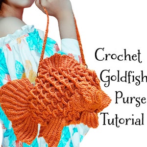 Puede incluir: Un bolso de ganchillo de color naranja en forma de pez dorado con una correa. El texto "Crochet Goldfish Purse Tutorial" es visible en la imagen.
