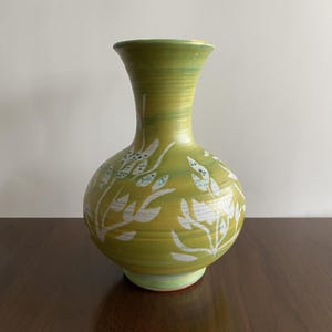 Wazon ceramiczny Bennett Welsh Pacific Stoneware w kolorze limonkowo-żółtym z motywem kwiatowym, vintage, 1972