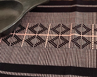 Könnte beinhalten: Schwarzes und rosa gewebtes Tischset mit geometrischem Muster. Das Tischset ist aus einem dicken, strapazierfähigen Material gefertigt und hat eine glatte, weiche Textur.