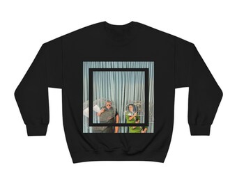 ティム・ディロン、ホイットニー・カミングス、コメディアン セーター、スタンドアップ T シャツ、マイク ピクセル アート、おもしろくて率直、陽気なコメディアンの写真