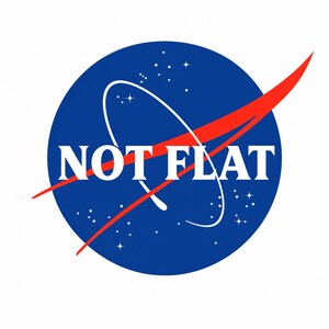 以下が含まれることがあります： NASAのロゴが入った青い円で、白い弧と赤いスウッシュが特徴です。「NOT FLAT」の文字が白で印刷され、元のNASAのテキストを置き換えています。背景は白です。