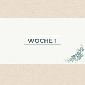 Könnte beinhalten: Rechteckige Karte mit dem Text "WOCHE 1" in Türkis, zentriert über einer türkisfarbenen Linie. Ein Aquarell-Blumenmuster in Grün- und Blautönen befindet sich in der unteren rechten Ecke. Der Hintergrund ist hellbeige.