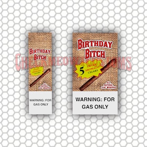 Op de afbeelding: Een bruine en witte jute-achtige doos met de tekst "Birthday Bitch" in rode en witte letters. De doos bevat vijf zoete aromatische sigaren met een volledig natuurlijke bladerenomhulling. De waarschuwing op de doos luidt "Waarschuwing: Alleen voor gas."