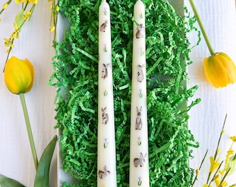 Juego de 2 velas cónicas pintadas a mano con conejitos de Pascua y tulipanes