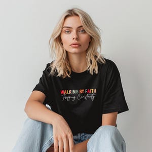 面白いシャツ 信仰によって歩く 常につまずく Tシャツ