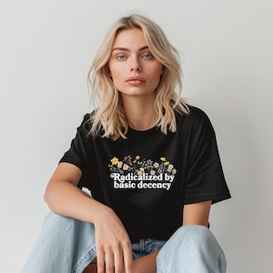 Shirt voor sociale rechtvaardigheid – geradicaliseerd door fatsoen, cadeau voor socialist, liberaal politiek T-shirt, accessoire democratieactivist